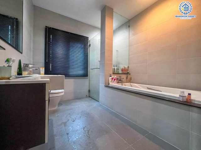 *****บ้านเดี่ยวมือสองย่านกรุงเทพฯ ม.ไลฟ์บางกอกบูเลอวาร์ด รามอินทรา เนื้อที่กว้างขวางเกือบ 65 ตร.ว. ฟังก์ชัน 4 ห้องนอน 4 ห้องน้ำ ที่จอดรถ 2 คัน บนทำเลแห่งการเดินทาง ใกล้รถไฟฟ้าสายสีชมพู "สถานีนพรัตนราชธานี" และทางด่วน "พระราม2-กาญจนาภิเษก"